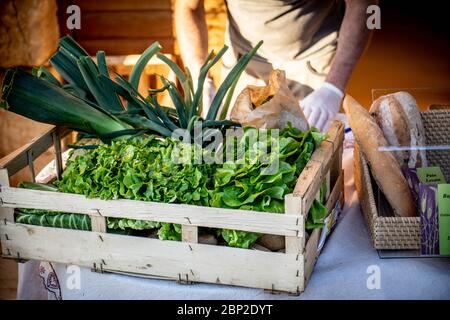 I produttori locali si raggruppano durante l'epidemia di 2019 nCoV per vendere la loro produzione di prodotti freschi nel sistema di guida, Dordogna, Francia. Foto Stock