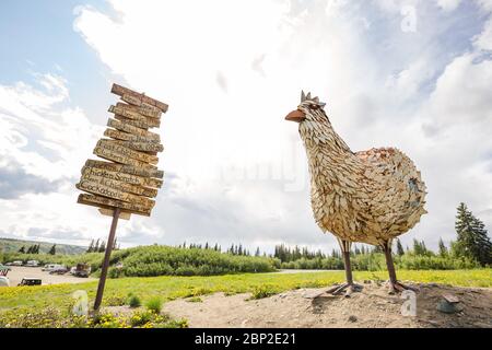 Statua di pollo e segnaletica nella piccola città mineraria dell'oro di Chicken, Alaska Foto Stock