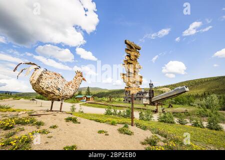 Statua di pollo e segnaletica nella piccola città mineraria dell'oro di Chicken, Alaska Foto Stock