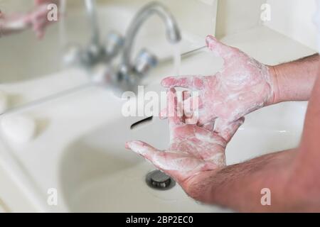 Lavaggio delle mani. Un accurato lavaggio delle mani con sapone aiuta a prevenire la diffusione di infezioni. Foto Stock