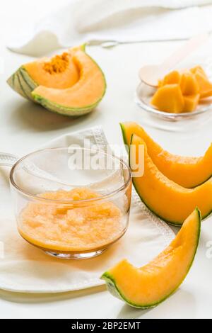 Uso di melone per la preparazione cosmetica. Foto Stock