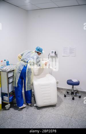 Pulizia di una sala di campionamento, screening COVID 19, laboratorio di analisi medica, Centre Médical Cosem Mirosmenil Paris. Foto Stock