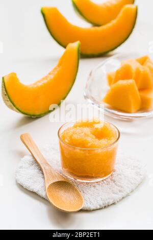 Uso di melone per la preparazione cosmetica. Foto Stock