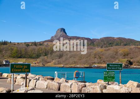 L'Isola di Eigg e l'imponente Ann Sgurr visto dal traghetto che arriva al porto. Foto Stock