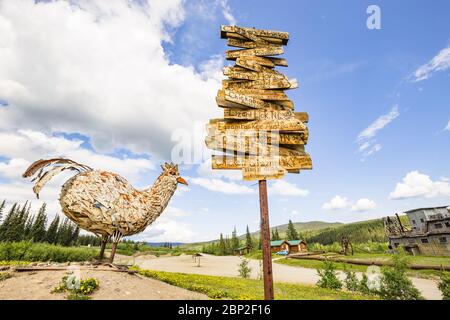 Statua di pollo e segnaletica nella piccola città mineraria dell'oro di Chicken, Alaska Foto Stock