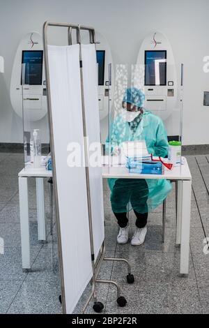 Reception per test sierologici Covid 19, infermiera dietro uno schermo protettivo in plexiglas, Cosem Atlas Medical Center, Parigi. Foto Stock