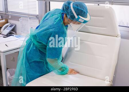 Pulizia di una sala di campionamento, screening COVID 19, laboratorio di analisi medica, Centre Médical Cosem Mirosmenil Paris. Foto Stock
