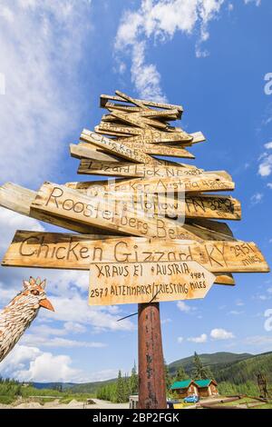 Statua di pollo e segnaletica nella piccola città mineraria dell'oro di Chicken, Alaska Foto Stock