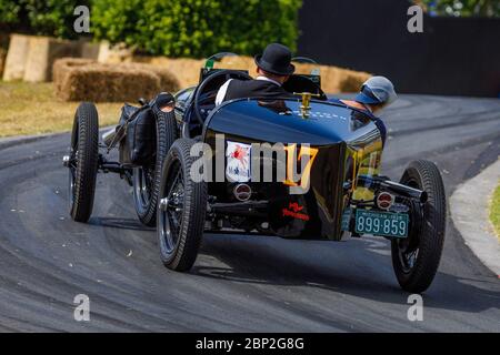 Bob Neville nel suo 1928 Neville Racing Ford modello UNA barca coda racer. Foto Stock