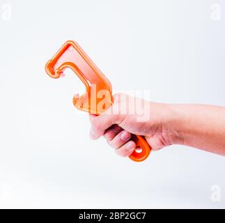 apripista in plastica orange su fondo bianco.-apripista benna.. Foto Stock