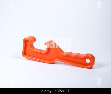 apripista in plastica orange su fondo bianco.-apripista benna.. Foto Stock