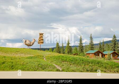 Statua di pollo e segnaletica nella piccola città mineraria dell'oro di Chicken, Alaska Foto Stock