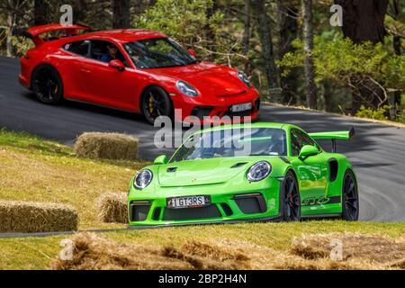 2019 Porsche GT3 RS seguita in discesa dalla 2018 Porsche 911 GT3, Nuova Zelanda. Foto Stock