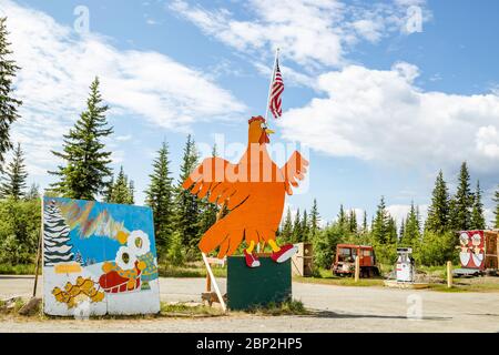 Statua di pollo e segnaletica nella piccola città mineraria dell'oro di Chicken, Alaska Foto Stock