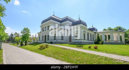 Facciata posteriore dello storico Casinò barocco nel Parco Centrale di Cluj-Napoca nella regione della Transilvania in Romania il festival di musica indetta è in corso Foto Stock