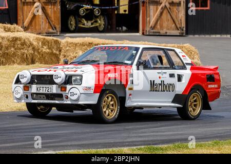 Ross Clarke nella sua auto da rally 1983 Toyota Celica TA64 Turbo Group B. Foto Stock