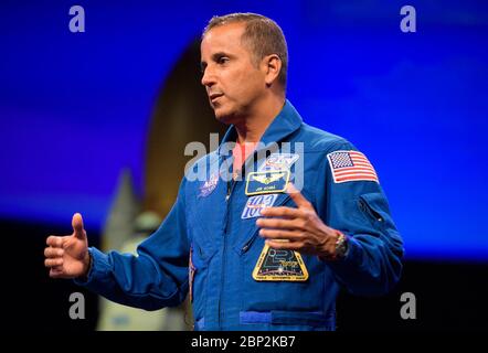 Spedizione 54 Presentazione del Postflight presso l'astronauta della NASM Joe Acaba parla delle sue esperienze a bordo della Stazione spaziale Internazionale durante "What's New in Aerospace", giovedì 14 giugno 2018 presso lo Smithsonian National Air and Space Museum di Washington. Acaba e l'astronauta Mark Vande Hei hanno risposto alle domande del pubblico e hanno parlato delle loro esperienze a bordo della Stazione spaziale Internazionale per 168 giorni come parte delle Expedition 53 e 54. Foto Stock