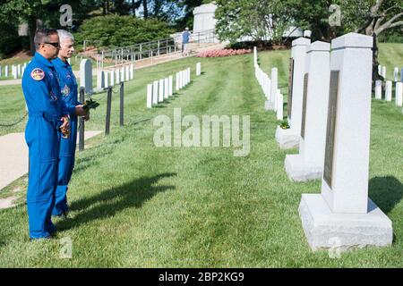 Gli astronauti Vande Hei e Acaba al Cimitero Nazionale di Arlington gli astronauti della NASA Joe Acaba, a sinistra, e Mark Vande Hei visitano i memoriali della navetta spaziale Challenger e Columbia, venerdì 15 giugno 2018 al Cimitero Nazionale di Arlington, Virginia Foto Stock