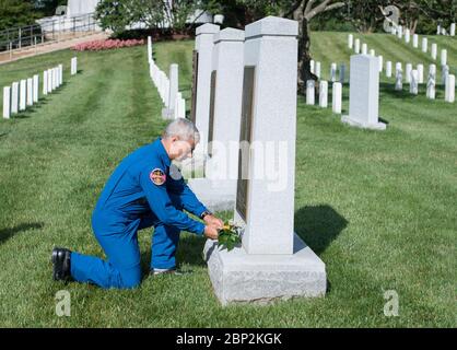 Astronauti Vande Hei e Acaba al Cimitero Nazionale di Arlington l'astronauta della NASA Mark Vande Hei mette un fiore allo Space Shuttle Columbia Memorial, venerdì 15 giugno 2018 al Cimitero Nazionale di Arlington, Va. Foto Stock