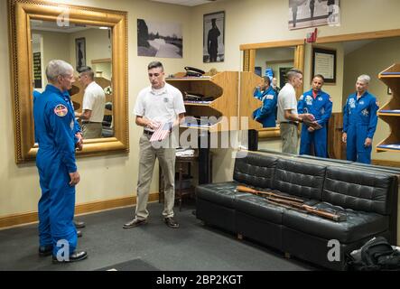 Astronauti Vande Hei e Acaba al Cimitero Nazionale di Arlington astronauti della NASA Mark Vande Hei, a sinistra, e Joe Acaba, centro, ascoltare come il sergente Craig Hudson spiega la tradizione della Guardia d'onore alla Tomba degli Unknown, venerdì 15 giugno 2018 al Cimitero Nazionale di Arlington, Virginia Foto Stock