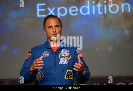Spedizione 54 Presentazione del volo postale presso la sede centrale della NASA l'astronauta della NASA Joe Acaba parla del suo tempo a bordo della Stazione spaziale Internazionale, venerdì 15 giugno 2018 presso la sede centrale della NASA a Washington. Acaba e l'astronauta Mark Vande Hei hanno risposto alle domande del pubblico e hanno parlato delle loro esperienze a bordo della Stazione spaziale Internazionale per 168 giorni come parte delle Expedition 53 e 54. Foto Stock