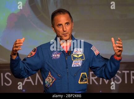 Spedizione 54 Presentazione del volo postale presso la sede centrale della NASA l'astronauta della NASA Joe Acaba parla del suo tempo a bordo della Stazione spaziale Internazionale, venerdì 15 giugno 2018 presso la sede centrale della NASA a Washington. Acaba e l'astronauta Mark Vande Hei hanno risposto alle domande del pubblico e hanno parlato delle loro esperienze a bordo della Stazione spaziale Internazionale per 168 giorni come parte delle Expedition 53 e 54. Foto Stock