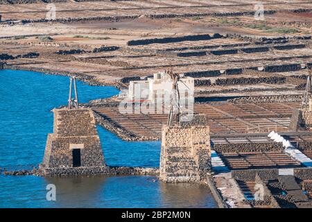 Playa de Janubio, dietro la quale si trovano le Salinas de Janubio, saline da cui si estrae il sale marino, a Lanzarote, Isole Canarie, in Spagna Foto Stock