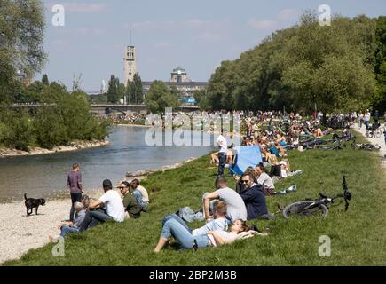 Domenica pomeriggio sulle rive del fiume Isar durante la chiusura di Corona a Monaco, Baviera, Germania Foto Stock
