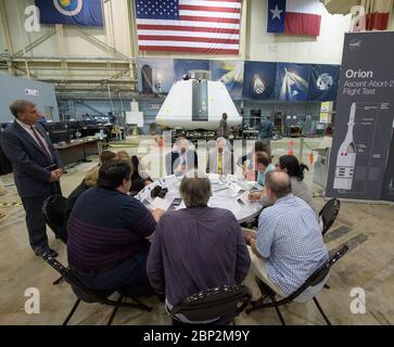 Jim Bridenstine, amministratore della NASA Abort-2, seduto a sinistra, e Mark Geyer, direttore del Centro spaziale Johnson della NASA, hanno partecipato a destra a una tavola rotonda di fronte alla capsula dell'equipaggio di prova Orion per il test Ascent Abort-2 (AA-2), giovedì 2 agosto 2018 al Johnson Space Center della NASA di Houston, Texas. Foto Stock
