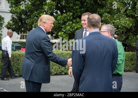 Orion alla Casa Bianca per il Made in America il presidente della vetrina dei prodotti Donald Trump incontra l'amministratore della NASA Jim Bridenstine, davanti, il Chief Financial Officer della NASA Jeff DeWitt, secondo da sinistra, E Orion Program Manager, W. Michael Hawes, a destra, durante una vetrina di prodotti Made in America alla Casa Bianca, lunedì 23 luglio 2018 a Washington. Durante l'evento è stato inoltre esposto il modulo Orion Crew, lanciato il 5 dicembre 2014 sul Test di volo esplorativo 1. Lockheed Martin, primo appaltatore della NASA per Orion, ha iniziato la produzione del modulo Orion nel 2011 e lo ha consegnato nel luglio 2012 a. Foto Stock