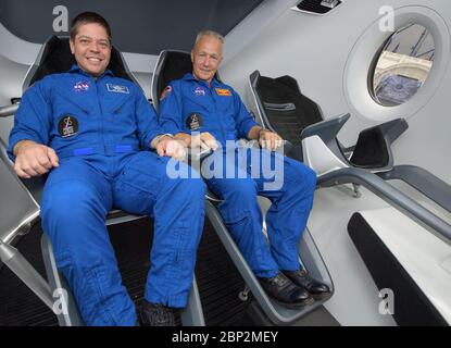 Programma Commercial Crew astronauti della NASA Bob Behnken, a sinistra, E Doug Hurley, assegnato a volare sul primo volo di prova di SpaceX’s Crew Dragon, posa all’interno di un dermock della navicella spaziale presso il Johnson Space Center della NASA di Houston, Texas, il 2 agosto 2018, in vista dell’annuncio dell’agenzia della loro assegnazione commerciale di equipaggio il 3 agosto. Nove astronauti statunitensi sono stati selezionati per le missioni di volo commerciali per i primi voli di prova e missioni operative per la Starliner CST-100 di Boeing e per la Crew Dragon di SpaceX. Foto Stock