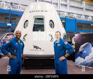 Commercial Crew Program (jsc2018e067958) gli astronauti della NASA Victor Glover e Mike Hopkins, assegnati a volare sulla prima missione operativa di SpaceX's Crew Dragon, si pongono di fronte a un deragliamento della navicella spaziale al Johnson Space Center della NASA di Houston, Texas, il 2 agosto, 2018 in anticipo rispetto all’annuncio dell’agenzia della loro assegnazione commerciale di personale 3 agosto. Nove astronauti statunitensi sono stati selezionati per le missioni di volo commerciali per i primi voli di prova e missioni operative per la Starliner CST-100 di Boeing e per la Crew Dragon di SpaceX. Foto Stock