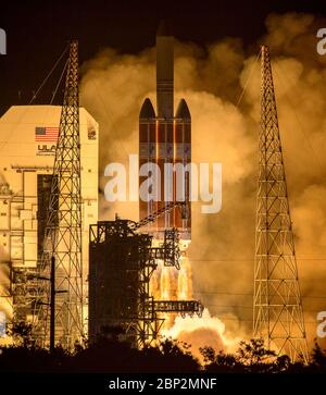 Il 12 agosto 2018, la Parker Solar Probe della NASA è stata lanciata a bordo di un razzo Delta IV Heavy dal Launch Complex 37 alla Cape Canaveral Air Force Station. La missione mira a esplorare la corona del Sole e migliorare le previsioni meteorologiche dello spazio. Foto Stock