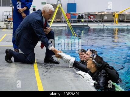 Il VP Pence visita il Johnson Space Center il Vice Presidente Mike Pence è visto con i candidati astronauti della NASA Loral o'Hara, Woody Hoburg e Jonny Kim durante un tour del Neutral Hooyancy Laboratory presso il Johnson Space Center della NASA, giovedì 23 agosto 2018 a Houston, Texas. Foto Stock