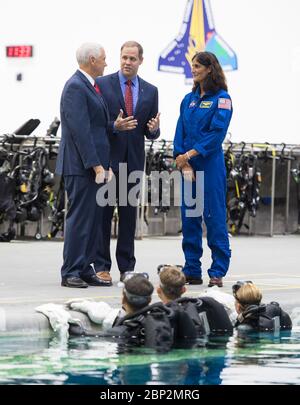 Il VP Pence visita il Johnson Space Center l'amministratore della NASA Jim Bridenstine, centro, parla con il Vice Presidente Mike Pence e l'astronauta della NASA Suni Williams durante un tour del Neutral Hooyancy Laboratory presso il Johnson Space Center della NASA, giovedì 23 agosto 2018 a Houston, Texas. Foto Stock