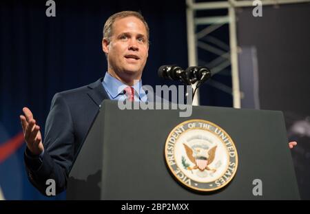 Il VP Pence Visits Johnson Space Center l'amministratore della NASA Jim Bridenstine fornisce commenti prima di presentare il Vice Presidente Mike Pence all'Auditorium Teague presso il Johnson Space Center della NASA, giovedì 23 agosto 2018 a Houston, Texas. Il Vice Presidente Pence ha parlato del futuro dell'esplorazione spaziale umana e dei piani dell'agenzia di tornare alla Luna come precursore delle future missioni umane su Marte, affermando che "presto e molto presto gli astronauti americani torneranno nello spazio sui razzi americani lanciati dal suolo americano". Foto Stock