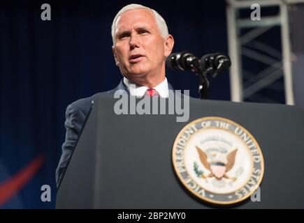 Il Vice Presidente del VP Pence Visits Johnson Space Center Mike Pence parla all'Auditorium Teague presso il Johnson Space Center della NASA, giovedì 23 agosto 2018 a Houston, Texas. Il Vice Presidente Pence ha parlato del futuro dell'esplorazione spaziale umana e dei piani dell'agenzia di tornare alla Luna come precursore delle future missioni umane su Marte, affermando che "presto e molto presto gli astronauti americani torneranno nello spazio sui razzi americani lanciati dal suolo americano". Foto Stock