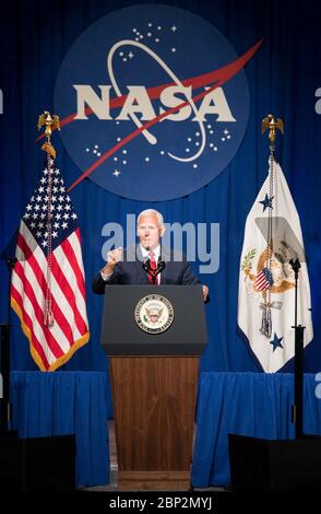 Il Vice Presidente del VP Pence Visits Johnson Space Center Mike Pence parla all'Auditorium Teague presso il Johnson Space Center della NASA, giovedì 23 agosto 2018 a Houston, Texas. Il Vice Presidente Pence ha parlato del futuro dell'esplorazione spaziale umana e dei piani dell'agenzia di tornare alla Luna come precursore delle future missioni umane su Marte, affermando che "presto e molto presto gli astronauti americani torneranno nello spazio sui razzi americani lanciati dal suolo americano". Foto Stock