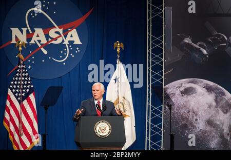 Il Vice Presidente del VP Pence Visits Johnson Space Center Mike Pence parla all'Auditorium Teague presso il Johnson Space Center della NASA, giovedì 23 agosto 2018 a Houston, Texas. Il Vice Presidente Pence ha parlato del futuro dell'esplorazione spaziale umana e dei piani dell'agenzia di tornare alla Luna come precursore delle future missioni umane su Marte, affermando che "presto e molto presto gli astronauti americani torneranno nello spazio sui razzi americani lanciati dal suolo americano". Foto Stock