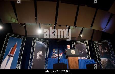 Il Vice Presidente del VP Pence Visits Johnson Space Center Mike Pence parla all'Auditorium Teague presso il Johnson Space Center della NASA, giovedì 23 agosto 2018 a Houston, Texas. Il Vice Presidente Pence ha parlato del futuro dell'esplorazione spaziale umana e dei piani dell'agenzia di tornare alla Luna come precursore delle future missioni umane su Marte, affermando che "presto e molto presto gli astronauti americani torneranno nello spazio sui razzi americani lanciati dal suolo americano". Foto Stock