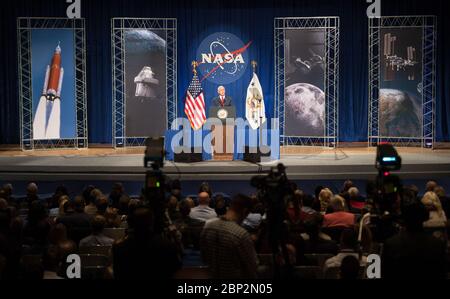 Il Vice Presidente del VP Pence Visits Johnson Space Center Mike Pence parla all'Auditorium Teague presso il Johnson Space Center della NASA, giovedì 23 agosto 2018 a Houston, Texas. Il Vice Presidente Pence ha parlato del futuro dell'esplorazione spaziale umana e dei piani dell'agenzia di tornare alla Luna come precursore delle future missioni umane su Marte, affermando che "presto e molto presto gli astronauti americani torneranno nello spazio sui razzi americani lanciati dal suolo americano". Foto Stock