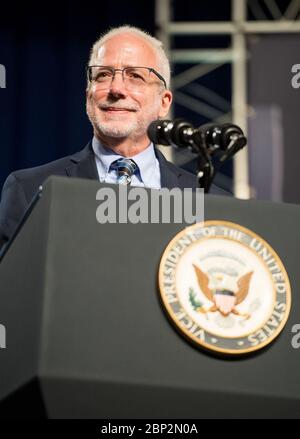 Il VP Pence Visits Johnson Space Center Mark Geyer, direttore del Johnson Space Center della NASA, presenta commenti all'auditorium Teague presso il Johnson Space Center della NASA, giovedì 23 agosto 2018 a Houston, Texas. Foto Stock