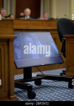 Rep. Dana Rohrabacher (R-Calif.) È visto su un monitor durante l'audizione sottocommissione per la scienza, lo spazio e la tecnologia della Commissione della camera sullo spazio, riesaminando il bilancio della NASA per l'anno fiscale 2019 presso il Rayburn House Office Building a Washington, D.C. il 7 marzo 2018. Foto Stock