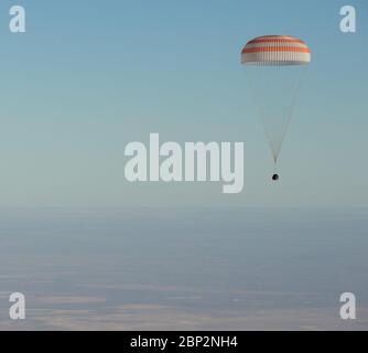 Spedizione 56 Soyuz MS-08 sbarco la navicella spaziale Soyuz MS-08 è vista come atterra con spedizione 56 Comandante Drew Feustel e Flight Engineer Ricky Arnold della NASA, insieme con l'ingegnere di volo e il Comandante Soyuz Oleg Artemyev di Roscosmos vicino alla città di Zhezkazgan, Kazakistan giovedì 4 ottobre 2018. Feustel, Arnold e Artemyev tornano dopo 197 giorni nello spazio dove hanno servito come membri dell'equipaggio Expedition 55 e 56 a bordo della Stazione spaziale Internazionale. Foto Stock