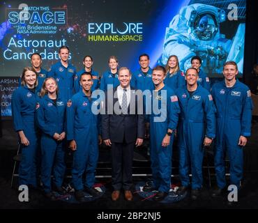 Guarda questo spazio con l'amministratore della NASA di classe candidata degli astronauti 2017 Jim Bridenstine si pone per una foto con la classe candidata degli astronauti 2017 dopo aver registrato un episodio live della chat show mensile dell'amministratore, Guarda questo spazio, giovedì 27 settembre 2018, presso l'Auditorium Webb presso la sede centrale della NASA a Washington. Candidati astronauti della NASA, fila posteriore da sinistra, Jonny Kim, Joshua Kutryk dell'Agenzia spaziale canadese, Jasmin Moghbeli, Loral o'Hara, Frank Rubio, Jennifer Sidey-Gibbons dell'Agenzia spaziale canadese, Jessica Watkins, prima fila da sinistra, Kayla Barron, Zena Cardman, Raja Char Foto Stock