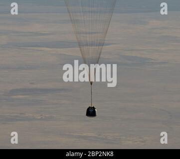 Spedizione 56 Soyuz MS-08 sbarco la navicella spaziale Soyuz MS-08 è vista come atterra con spedizione 56 Comandante Drew Feustel e Flight Engineer Ricky Arnold della NASA, insieme con l'ingegnere di volo e il Comandante Soyuz Oleg Artemyev di Roscosmos vicino alla città di Zhezkazgan, Kazakistan giovedì 4 ottobre 2018. Feustel, Arnold e Artemyev tornano dopo 197 giorni nello spazio dove hanno servito come membri dell'equipaggio Expedition 55 e 56 a bordo della Stazione spaziale Internazionale. Foto Stock