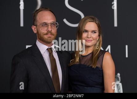 La prima 'First Man' all'attore americano NASM Ethan Embry, a sinistra, arriva sul tappeto rosso per la prima del film "First Man" al Smithsonian National Air and Space Museum giovedì 4 ottobre 2018 a Washington. Il film si basa sul libro di Jim Hansen e racconta la vita dell'astronauta della NASA Neil Armstrong, dal pilota di test al suo storico atterraggio sulla Luna. Foto Stock