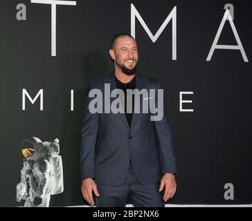 Prima 'First Man' al NASM attore americano Pablo Schreiber arriva sul tappeto rosso per la prima del film "First Man" al Smithsonian National Air and Space Museum giovedì 4 ottobre 2018 a Washington. Il film si basa sul libro di Jim Hansen e racconta la vita dell'astronauta della NASA Neil Armstrong, dal pilota di test al suo storico atterraggio sulla Luna. Foto Stock