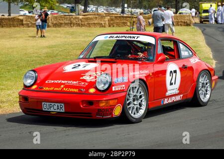 Tim James nella sua Porsche 964 Carrera 2 Cup 1990. Si tratta di un'auto da competizione di grande successo, poiché è la gara tedesca della Carrera Cup. Foto Stock