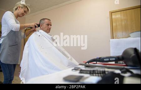 Il 9 ottobre 2018, il membro dell'equipaggio di riserva della Expedition 57 David Saint-Jacques dell'Agenzia spaziale canadese ha ricevuto un taglio di capelli pre-volo presso il Cosmonaut Hotel di Baikonur, Kazakistan, prima del lancio dell'equipaggio l'11 ottobre alla stazione spaziale Internazionale. Foto Stock